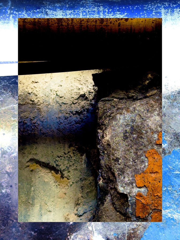 Die faszinierende Schönheit im Verborgenen. Dieses Bild fängt die rohe Textur und kräftigen Farben von verwittertem Metall und Stein ein und